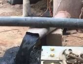 صور وفيديو.. مواطن سعودى يتفاجأ بتدفق نفط من بئر مزرعته