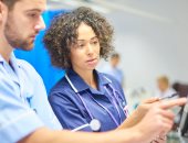 جارديان: بريطانيا تستعين بالذكاء الاصطناعى لمكافحة وعلاج السرطان