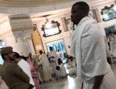 شاهد.. بوجبا بملابس الإحرام لأداء مناسك العمرة