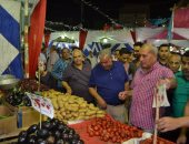 صور.. محافظ السويس يخفض بنفسه أسعار السلع الغذائية بمعرض أهلاً رمضان