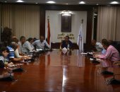 محافظ الأقصر يجتمع بقيادات الكهرباء لبحث مواجهة الأعطال فى المدن