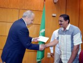 محافظ القليوبية يكرم رئيسى قريتى سرياقوس وبطا لجهودهما فى العمل