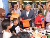 صور.. محافظ السويس يشارك الأطفال الأيتام وذوى الاحتياجات إفطار رمضان