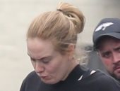 شاهد.. أديل تتسوق بالملابس الرياضية وتستغنى عن "المكياج"