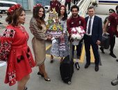 صور.. جميلات أوكرانيا يستقبلن محمد صلاح بالورود