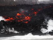 بركان هاواى الأمريكية ينفث الرماد والحمم تسقط فى البحر