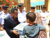 صور.. مدير أمن الإسماعيلية يوزع كراتين "أمان" على الأسر الفقيرة