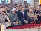 الرئيس السيسى يلتقى قادة القوات المسلحة عقب صلاة الجمعة بمسجد المشير