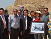 صور.. نائب رئيس فيتنام يحتفل بزيارة مؤسس الدولة لهرم سقارة