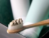 إزاى تعملى معجون الأسنان فى البيت بمواد طبيعية؟