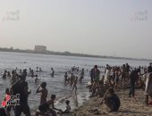 صور.. مصيف الغلابة.. عمال الأقصر يتوجهون يوميا للسباحة فى نهر النيل
