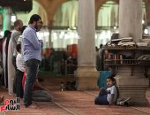 صورة اليوم.. الأب هو أول بطل فى حياة ابنه