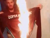 فيديو.. شاب يحرق قميص راموس تضامنا مع صلاح: انتهيت بالنسبة لنا