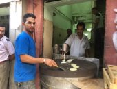 صور.. "عم مشمش".. قبطى يبيع القطايف والكنافة للمسلمين بأسيوط