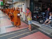 صور .. البوذيون يجمعون الصدقات قبل الاحتفال بيوم فيساك فى إندونسيا