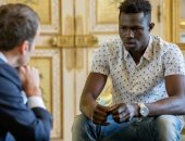 صور.. ماكرون يمنح الجنسية للاجئ من مالى أنقذ طفلا من موت محقق