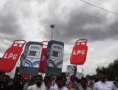 صور.. الهنود يواصلون التظاهر احتجاجا على ارتفاع أسعار البنزين والسولار 