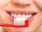 تبييض الأسنان له عيوب.. ممكن يسببلك حساسية وممنوع للحوامل 