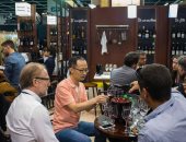 صور..صينيون يتوافدون على معرض لصناعة الخمور فى هونج كونج