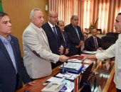 محافظ الشرقية يوزع 2821 شهادة أمان على العاملين بالديوان العام"صور"