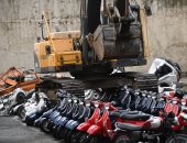 صور..الرئيس الفلبينى يشهد تدمير مئات الدراجات النارية والسيارات المهربة