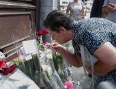صور.. تنكيس العلم ووقفة بالورود حدادا على ضحايا حادث إطلاق النار ببلجيكا 