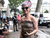 "شكل تانى".. شاهد أناقة كاتى بيرى فى شوارع باريس  