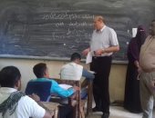 وكيل "تعليم أسوان" يتابع نهاية الامتحانات النظرية لمرحلة الدبلومات الفنية