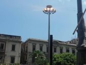 قارئ يرصد ترك أعمدة الكهرباء مضاءة نهارا فى المنشية بالإسكندرية
