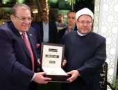 تكريم مفتى الديار المصرية بصالون المحور وراتب يهديه قلادة جامعة سيناء تقديراً لمكانته العلمية والدينية