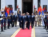 السيسى يصل مجلس النواب لأداء اليمين الدستورية رئيسا للجمهورية لولاية ثانية.. على عبدالعال وشيخ الأزهر والبابا تواضروس فى استقباله.. والطائرات ترسم علم مصر بسماء التحرير.. والرئيس يوجه خطابا هاما للأمة بعد قليل