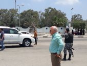 صور.. محافظ بورسعيد يأمر بالتحفظ علي عدد من السيارات خارج منفذ الرسوة