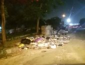 صور.. قارئ يشكو من تراكم القمامة بالشوارع الرئيسية بالنزهة الجديدة