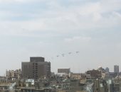 صور.. الطائرات تحلق فى سماء القاهرة بعلم مصر قبيل أداء السيسي اليمين 