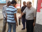 مسئولو الأمن الإدارى بالثانوية العامة يفتشون الطلاب باستخدام العصا الإلكترونية