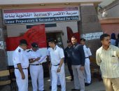صور.. مساعد مدير أمن الأقصر يتفقد لجان امتحانات الثانوية العامة