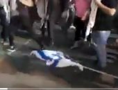 إسرائيل تفتح تحقيقا حول وضع متظاهرين إسرائيليين علم تل أبيب تحت أقدامهم