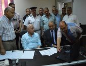 صور.. محافظ بورسعيد يتفقد غرفة عمليات الثانوية العامة