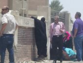 صور وفيديو.. طلاب المنيا يشكون من العقاد وأمهات السويس يطمئنون على أبنائهم من خلف الأسوار 
