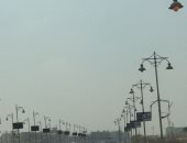 أعمدة الإنارة مضاءة صباحا بعد الجامعة الأمريكية بالتجمع الخامس