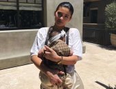 كيلى جينر تضع ابنتها "سترومى" بحاملة أطفال من GUCCI بـ625 دولارا