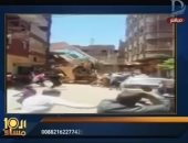 وائل الإبراشى يعرض فيديو انهيار منزل على منزلين أمامه بالمنيا