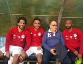 كرم كردى يحضر مران المنتخب.. واللاعبون يلتقطون صورًا تذكارية معه