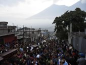 صور.. أهالى جواتيمالا يشيعون ضحايا بركان فويجو بالورود