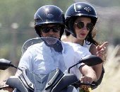 صور.. جورج كلوني مع أمل علم الدين على "الموتوسيكل" برحلتهما فى سردينيا