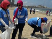 صور.. بدء حملة "شباب بيحب مصر" لنظافة شاطئ الأنفوشى بالإسكندرية