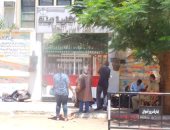 صور.. تراكم حقائب الطالبات خارج لجان الثانوية بأسوان