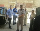 صور.. الشرطة تواصل توزيع كراتين رمضان على المواطنين بالمراغة فى سوهاج