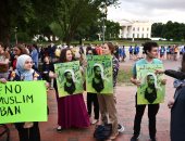 صور.. مسلمون يتظاهرون بمحيط البيت الأبيض بالتزامن مع إفطار أقامه ترامب