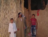 فيديو وصور.. مأساة "عم سعيد"..يعيش على حافة ترعة وسط الثعابين والعقارب